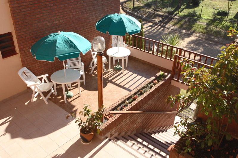 Terraza exterior de Antu-Alen I con dos sombrillas verdes